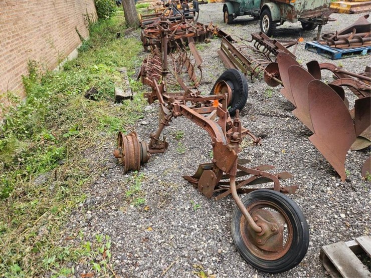#2068-•-allis-chalmers-2b-pull-plow-image-5