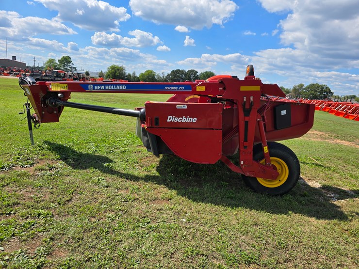 2023-new-holland-210-image-25