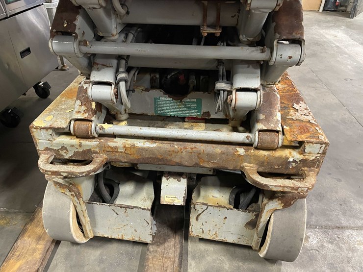 #1983-•-19'-scissor-lift-(e)-image-19