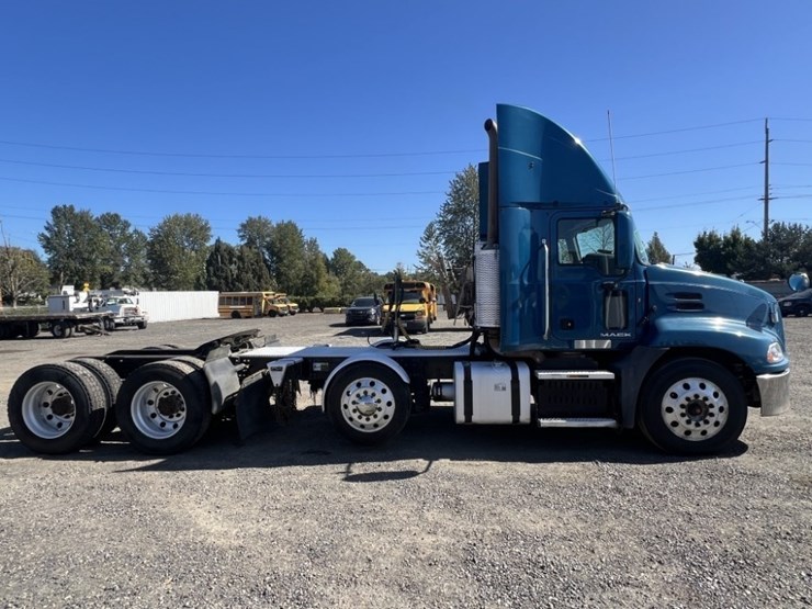 2013-mack-cxu-tri-axle-truck-tractor-image-3