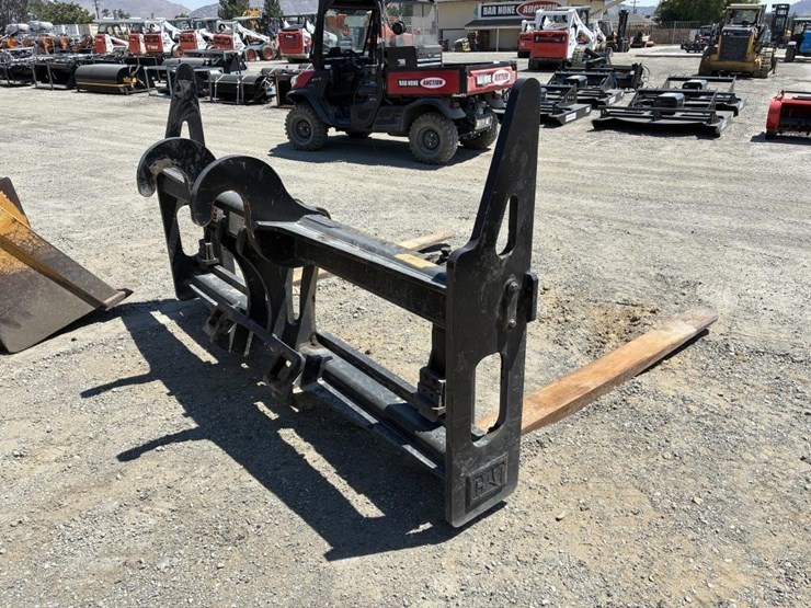 caterpillar-72"-fork-attachment-image-3