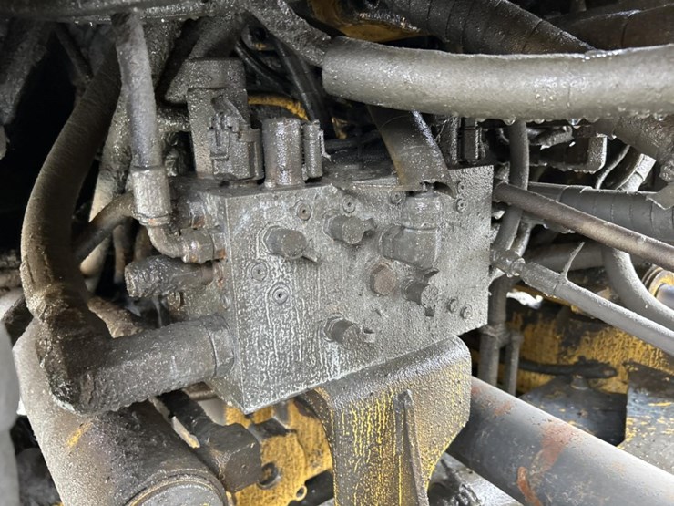 2014-deere-824k-image-46