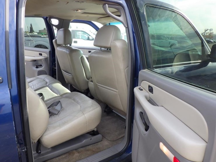 2002-chevrolet-suburban-image-8
