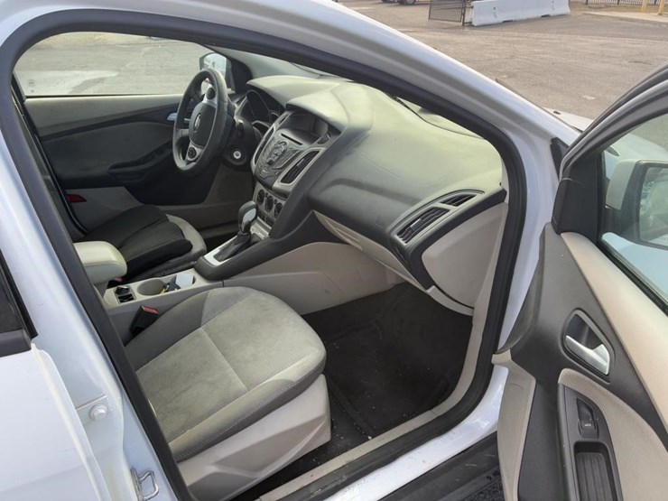 2014-ford-focus-sedan-image-9
