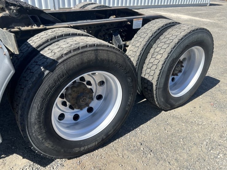 2013-mack-cxu-tri-axle-truck-tractor-image-14