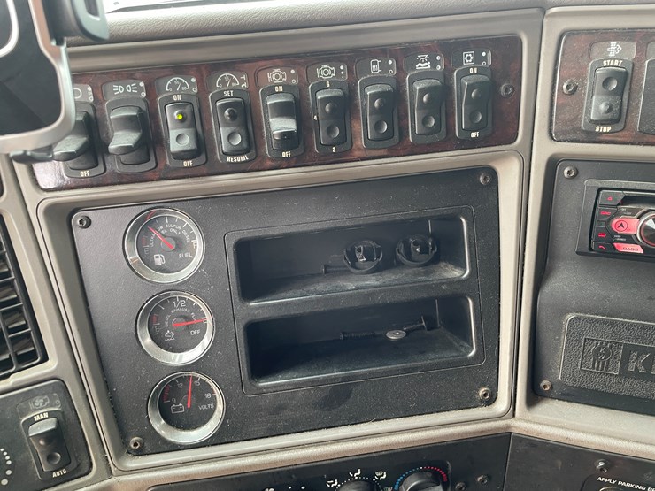 2013-kenworth-t700-image-54