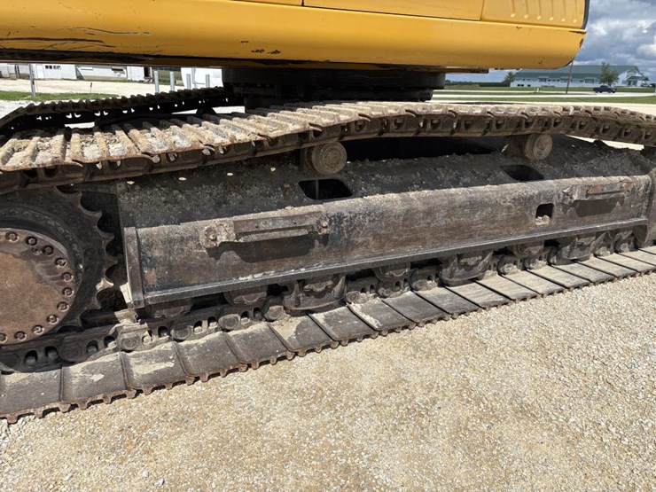 2014-deere-380g-lc-image-43