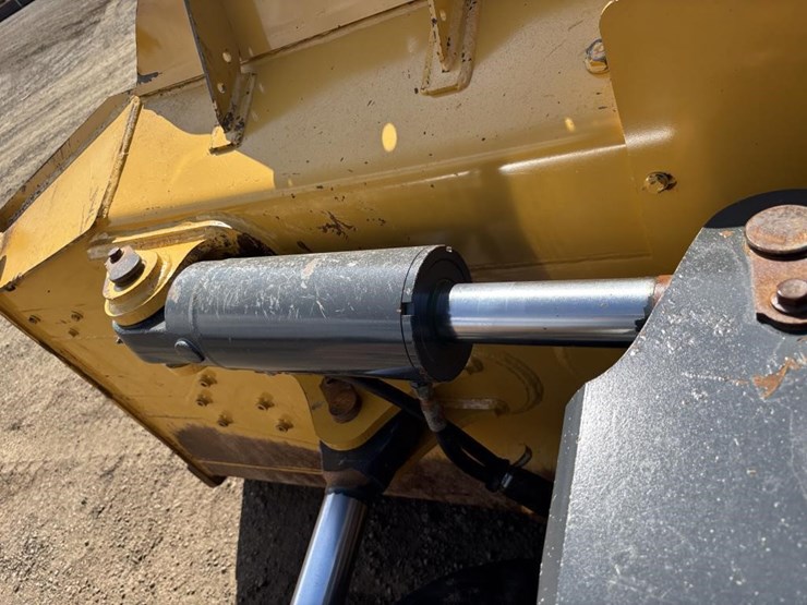 2017-deere-750k-image-12