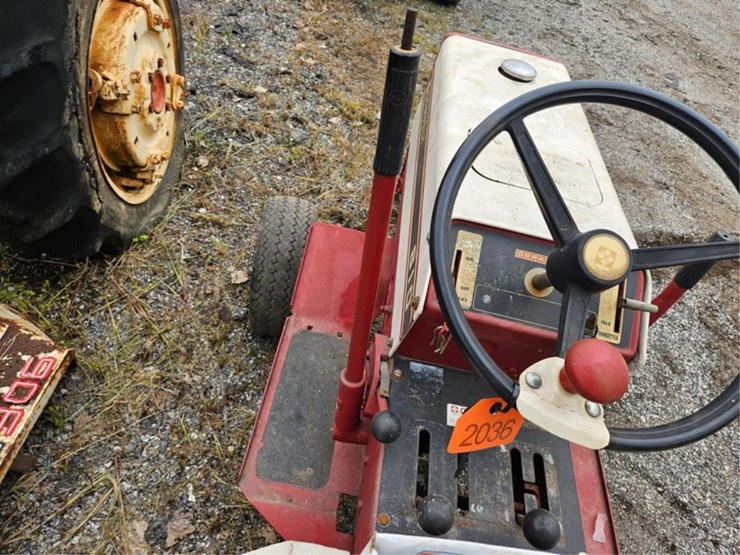 #2036-•-gravely-810-garden-tractor-image-12