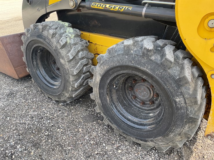 2019-new-holland-l216-image-24