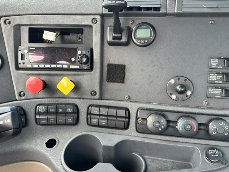 #1959-•-2015-freightliner-day-cab-semi-truck-image-54
