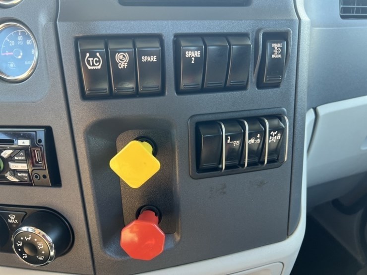 2020-peterbilt-579-image-40
