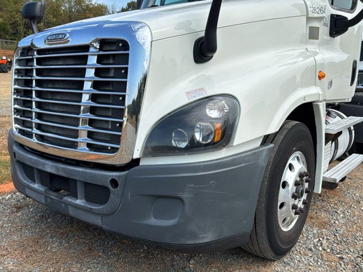 #1959-•-2015-freightliner-day-cab-semi-truck-image-43