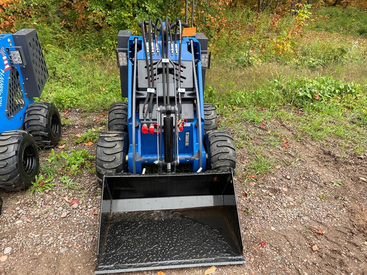 #8164-•-agt-skid-steer-loader-image-2