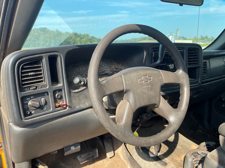 #1007-•-2004-chevy-2500-hd-(has-wi-title)-image-32