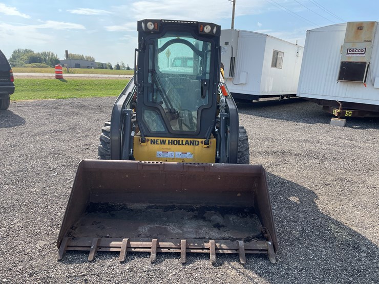 2019-new-holland-l216-image-2
