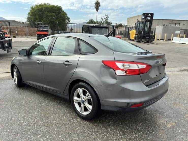 2014-ford-focus-sedan-image-4