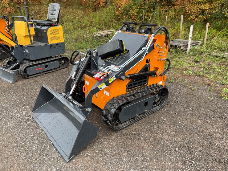 #8158-•-land-hero-mini-skid-steer-loader-image-1