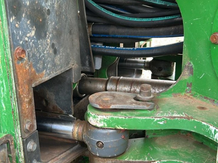 2018-deere-648l-image-23