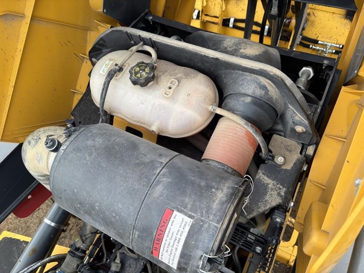 2019-deere-210l-image-42
