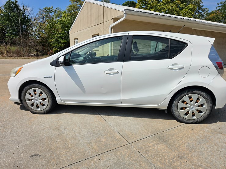 #16993-•-2012-toyota-prius-c-passenger-car-image-6