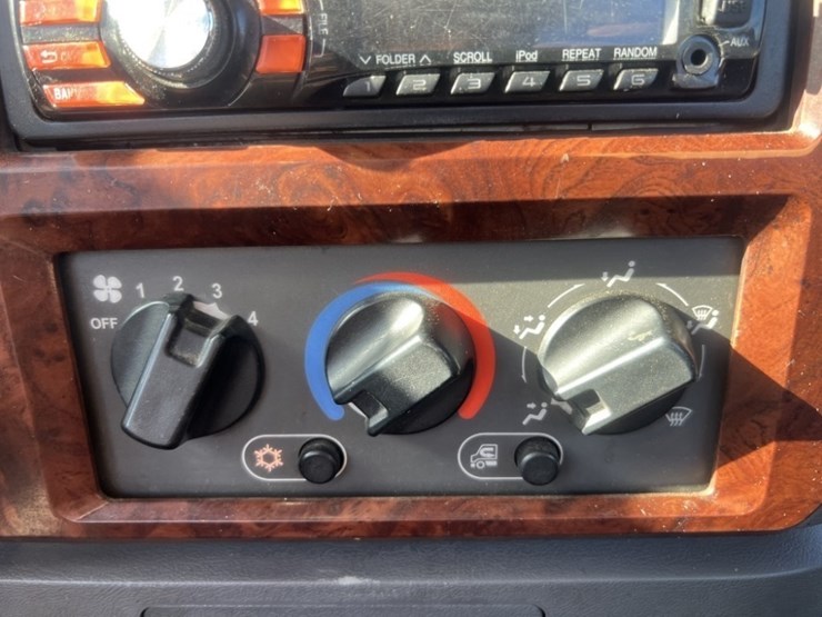 2013-mack-cxu-tri-axle-truck-tractor-image-37