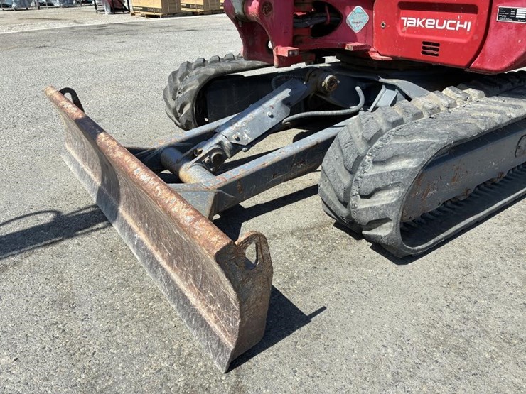 2019-takeuchi-tb240-image-8