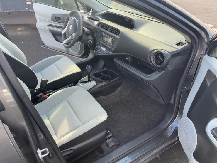 2014-toyota-prius-hatchback-image-7