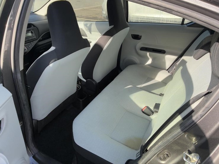 2014-toyota-prius-hatchback-image-9
