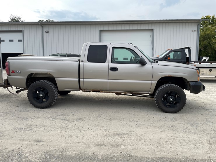 #1014-•-2003-chevy-extended-cab-pickup-truck-(has-wi-title)-image-4