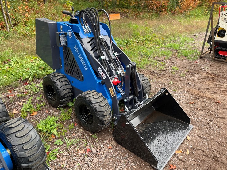 #8164-•-agt-skid-steer-loader-image-3