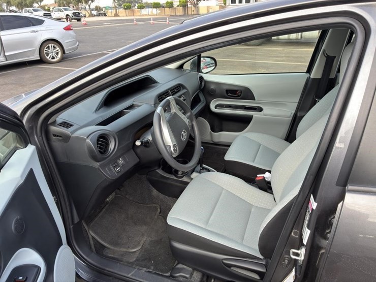 2014-toyota-prius-hatchback-image-10