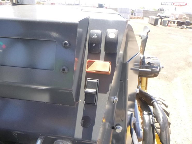 2021-deere-210l-image-31