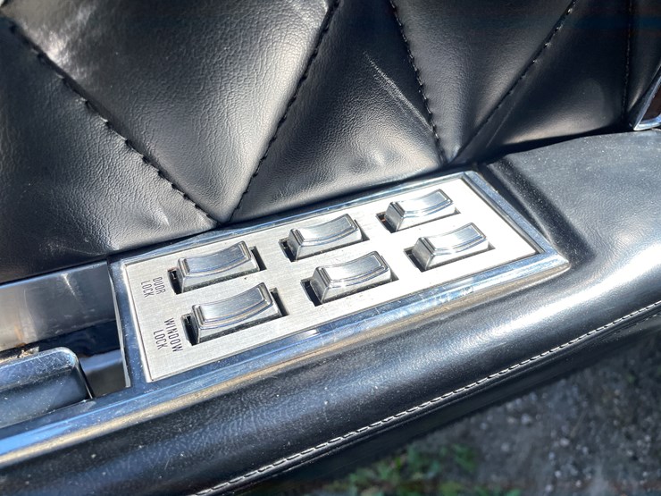 #1022-•-1969-lincoln-continental-mark-iii-image-32