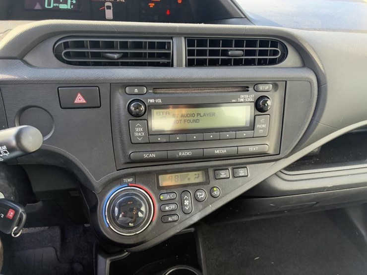 2014-toyota-prius-hatchback-image-11