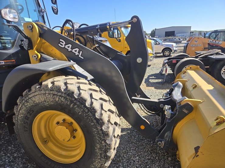 2019-deere-344l-image-11