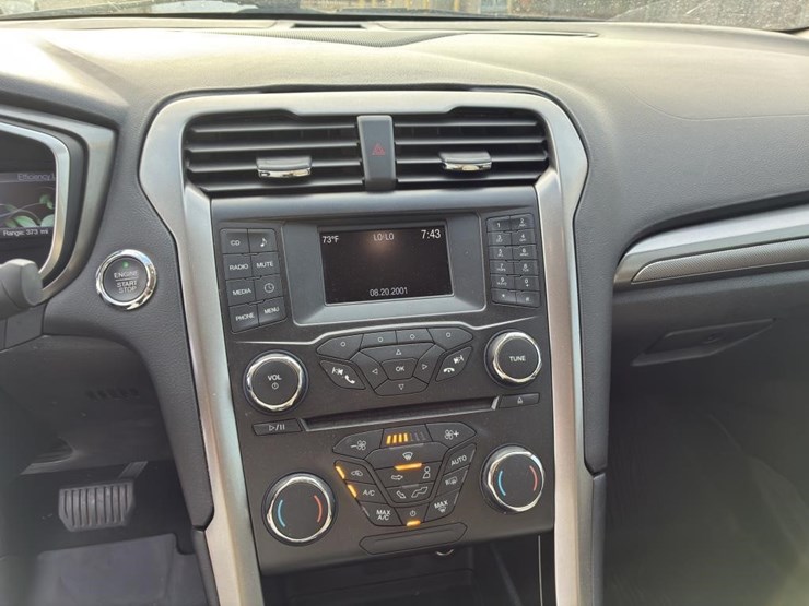 2017-ford-fusion-sedan-image-12