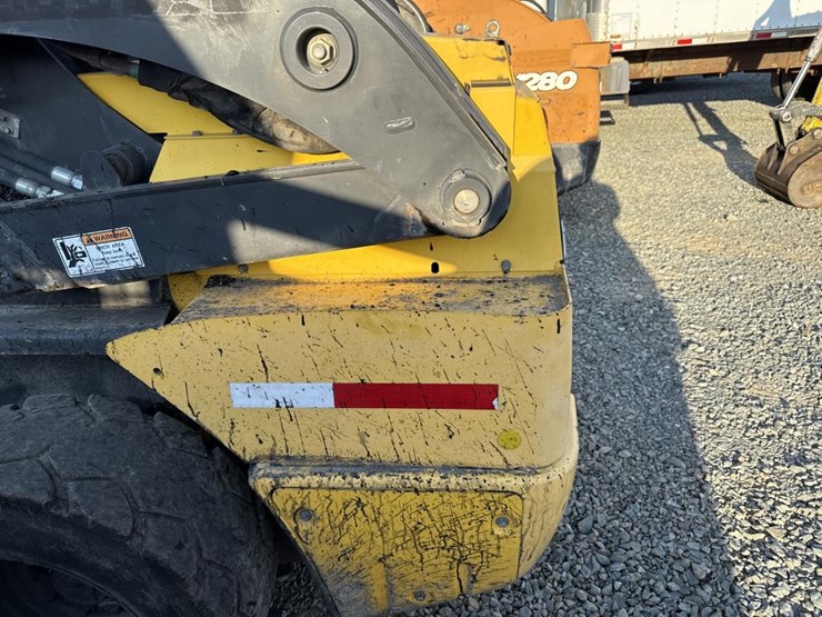 2020-new-holland-l228-image-38