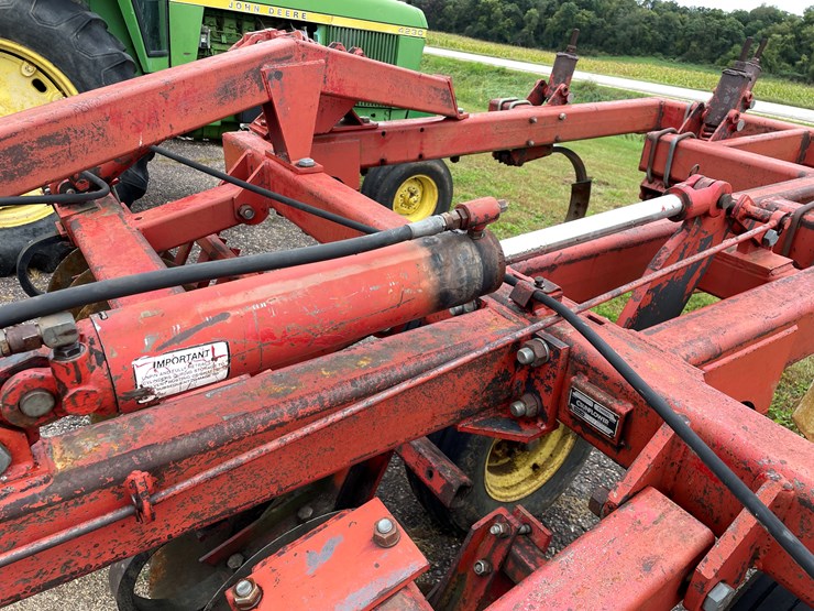 #1033-•-sunflower-chisel-plow-image-14