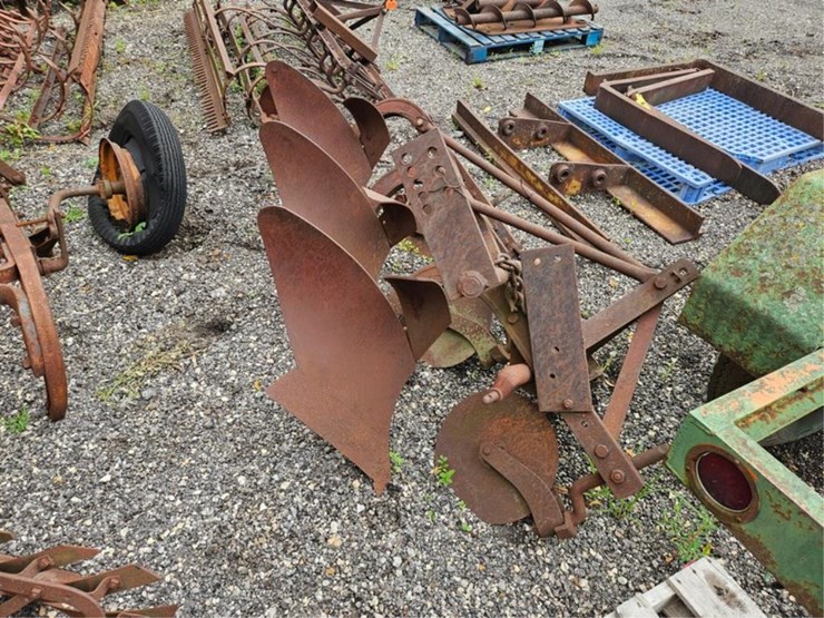 #2067-•-massey-ferguson-3b-3pt-plow-image-7