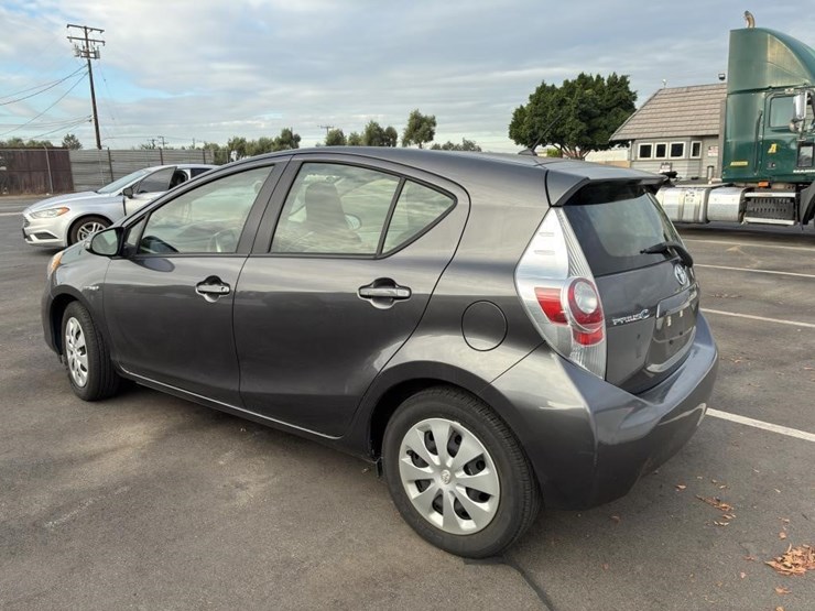 2014-toyota-prius-hatchback-image-4