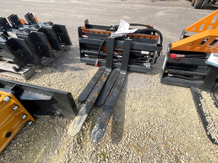 #3051-•-wolverine-adjustable-skid-steer-pallet-forks-image-4