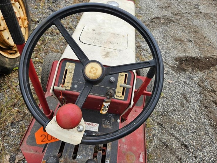 #2036-•-gravely-810-garden-tractor-image-13