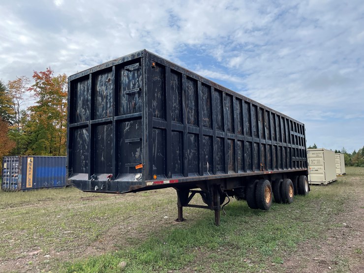 #8104-•-1982-accrt.-40'-3-axle-open-top-gondola-scrap-hauling-trailer-(has-mi-title)-image-1