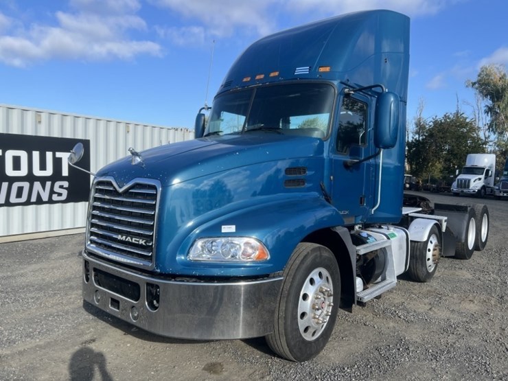 2013-mack-cxu-tri-axle-truck-tractor-image-1