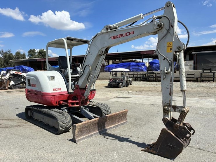 2019-takeuchi-tb240-image-2