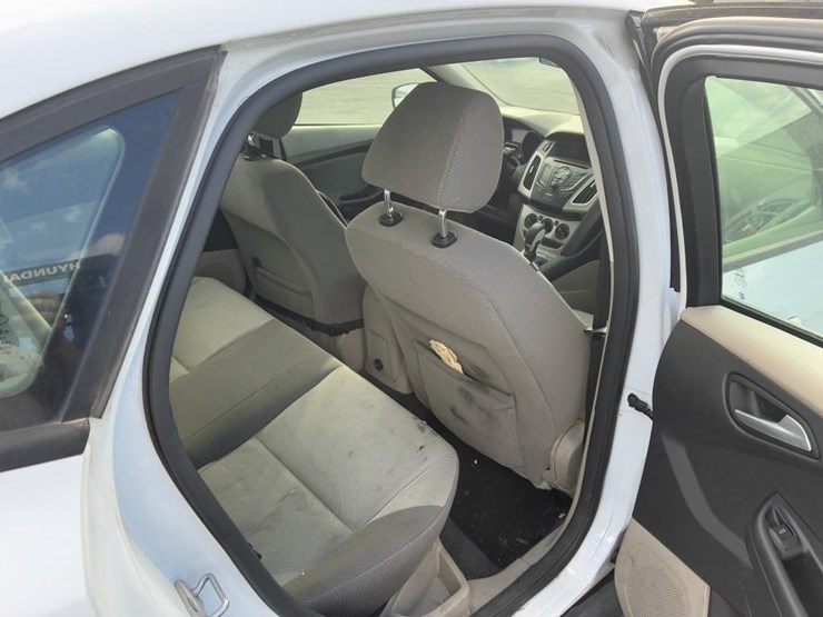 2014-ford-focus-sedan-image-10