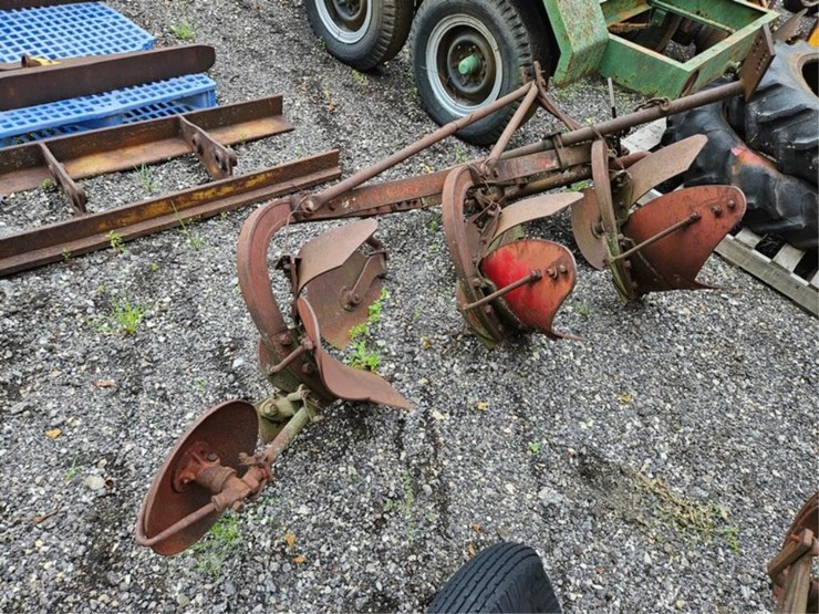 #2067-•-massey-ferguson-3b-3pt-plow-image-15