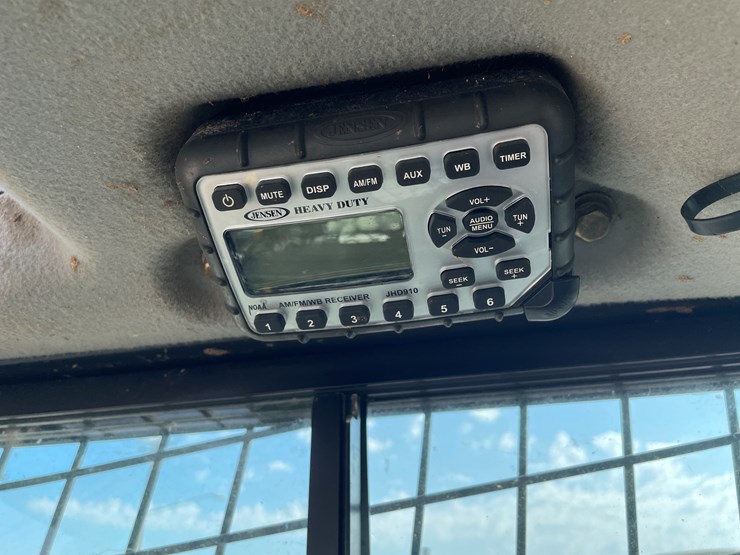 2019-new-holland-l216-image-33