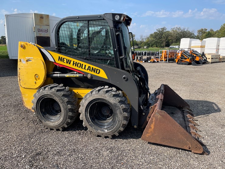 2019-new-holland-l216-image-4